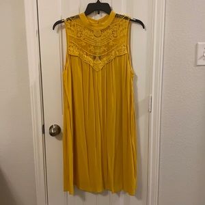 Yellow knee length dress. lace detail. Size XL